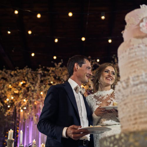 Brautpaar vor Hochzeitstorte Brautpaar vor Hochzeitstorte